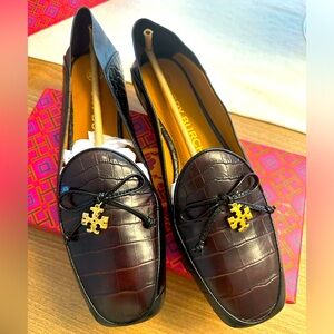 Tory Burch charm loafer- Matte croco - brand new-color: perfblack/burgundy tone